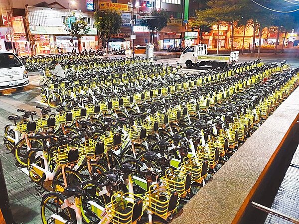 彰化縣公共自行車採電子圍籬場域,前一晚即在彰化火車站前廣場準備好400至500輛公共自行車,滿足尖峰時段的租借需求。(MOOVO運點科技提供/吳敏菁彰化傳真)