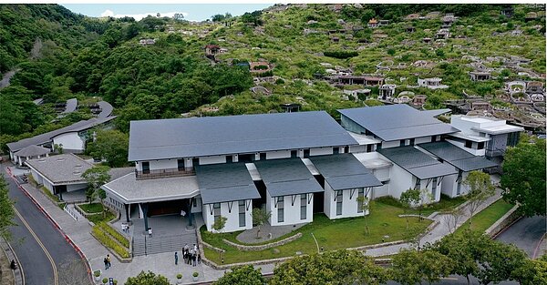 宜蘭縣「員山福園第三期納骨樓暨牌位區興建工程」獲公共工程金質獎建築類特優。圖／宜蘭縣政府提供