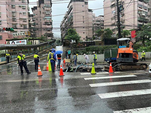 基隆市安樂區基金一路135巷口在今(2)日清晨發生自來水管爆裂事件。圖/取自基隆市議員鄭愷玲臉書