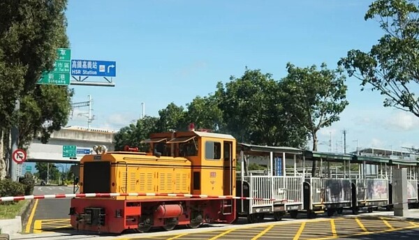 全國第一條嘉義縣台糖蒜頭糖廠五分車，延駛高鐵嘉義站，10月8日通車首航，至今近2個月，假日乘載率約60％，平日乘載率只有20％，經營成績差。圖／鐵道局提供
