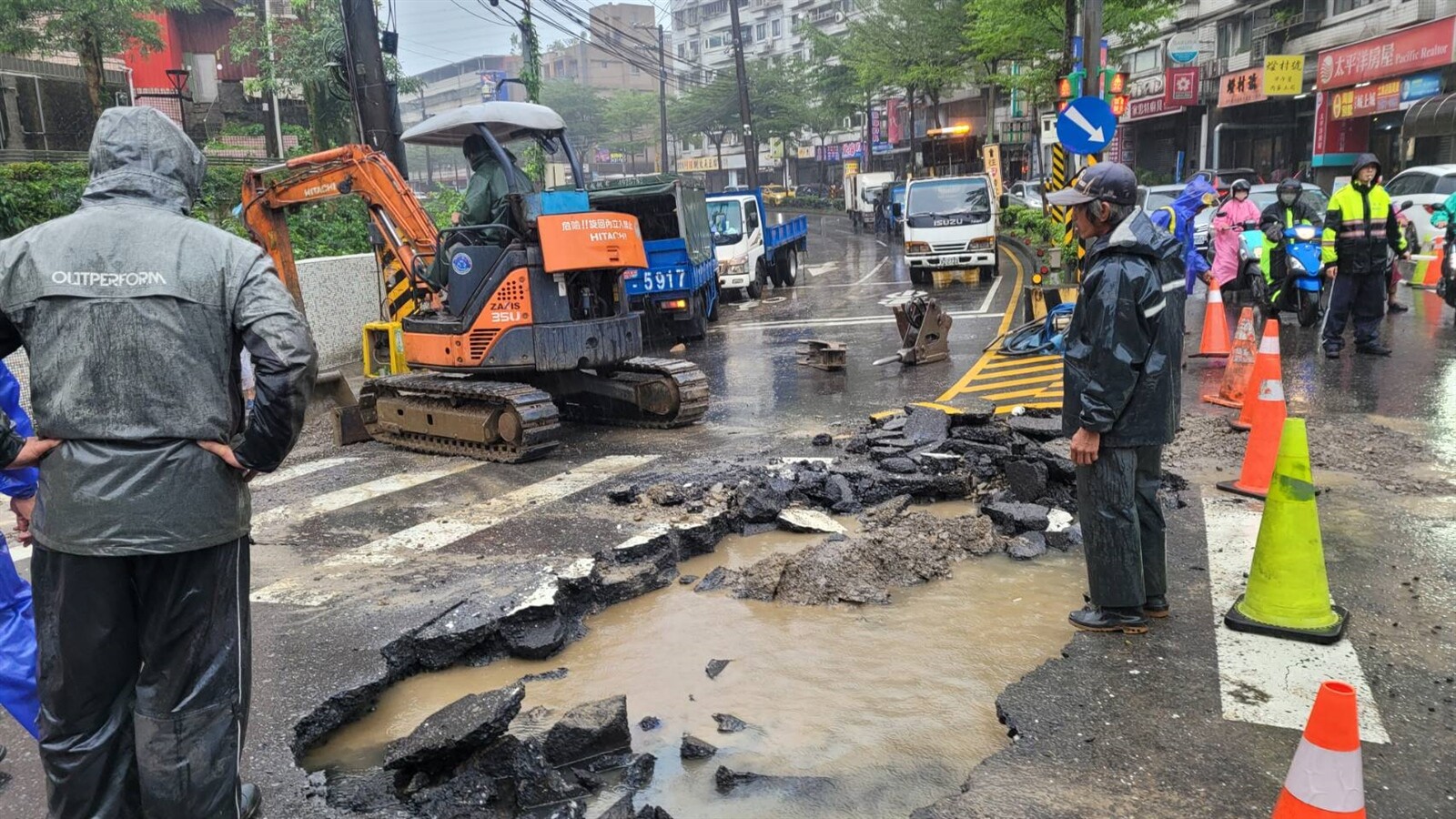 基隆市基金一路208巷口今天凌晨大口徑的輸水幹管爆管，上午造成大塞車，通勤民眾罵翻。記者游明煌／攝影 