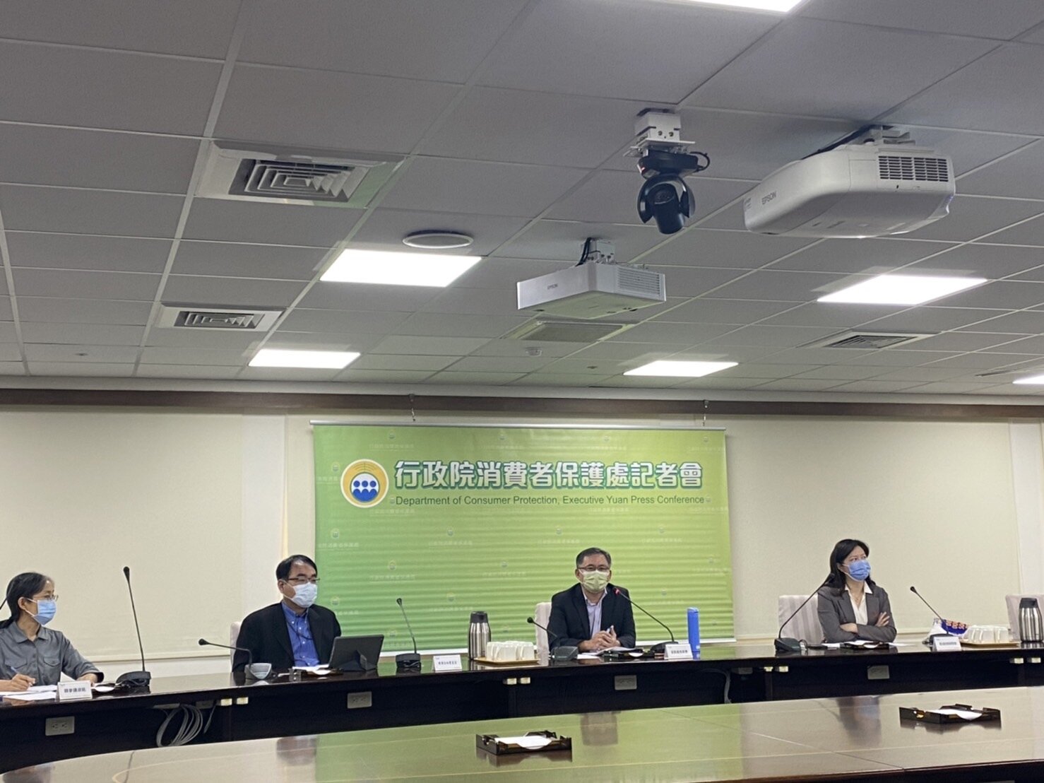 行政院消保處已審議通過衛福部研訂的「美容定型化契約應記載及不得記載事項(草案)」,明定業者應清楚揭露、詢問事項,包括美容項目、金額、效果分析,並明定解除或終止契約事由的退費計算等,預計明年7月上路。記者葉冠妤/攝影