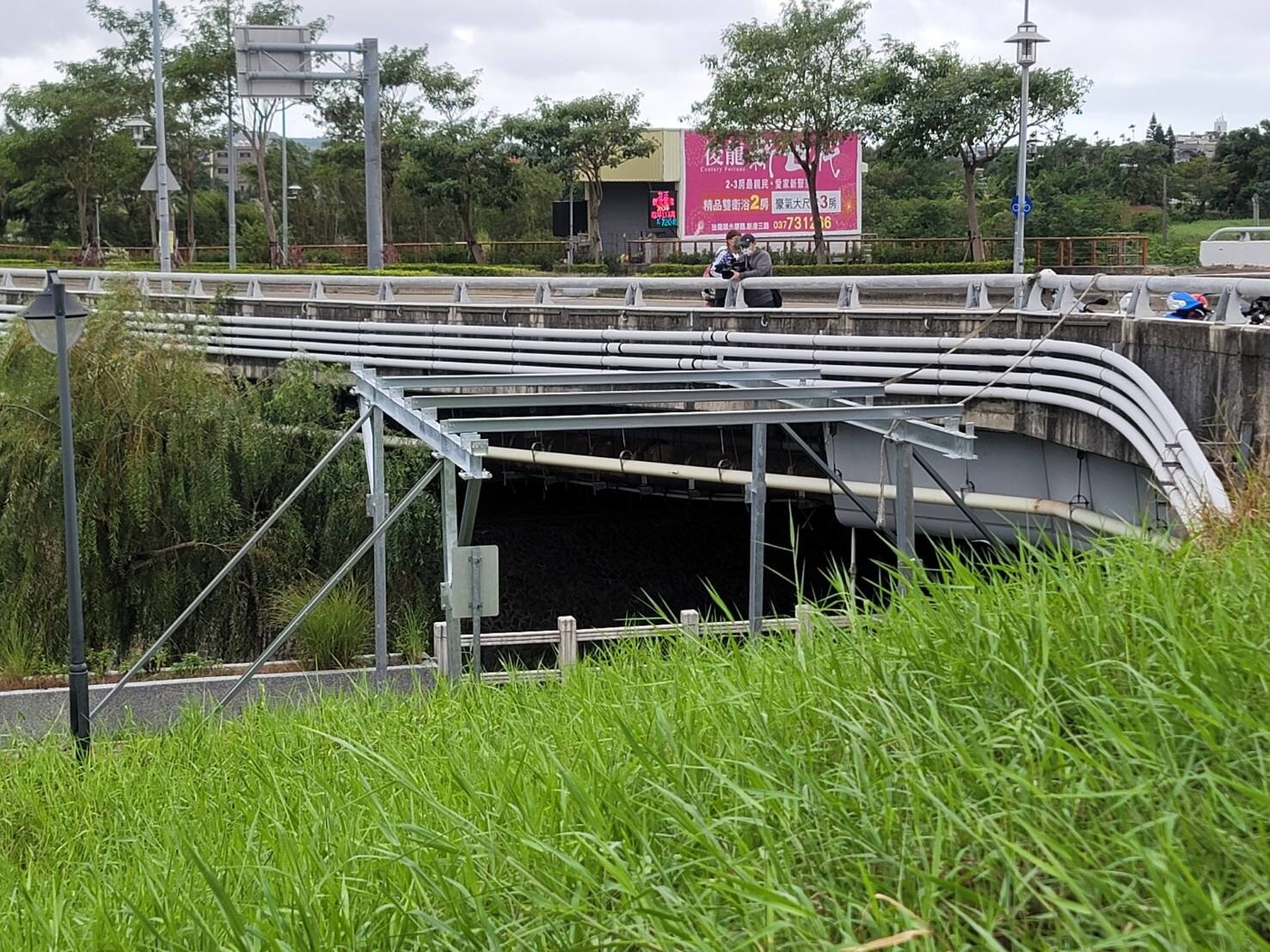 苗栗縣水利處澄清未同意廠商開工,已要求廠商拆除金屬架並將材料載走。記者吳傑沐/攝影