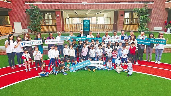 中金院在大學校區內打造幼兒園,學校大樓中庭改為小操場。(程炳璋攝)