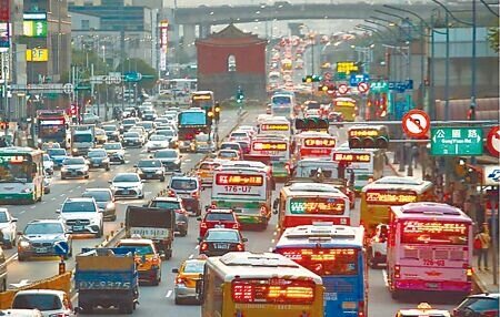 台北市忠孝西路禁行機車長達44年,台北市交通局2日宣布12月14日起,開放機車深夜時段通行。(本報資料照片)