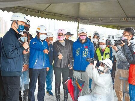 新北市長侯友宜（前排左二）視察林口工一工業區。（黃敬文攝）