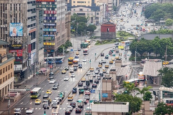 北市交通局宣布12月14日起，晚間11時至隔日6時時段，忠孝西路開放機車行駛外側車道。本報資料照片