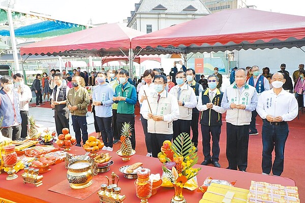 淺草里活動中心動土，台南市長黃偉哲（前）參加祭拜儀式。（中西區公所提供／程炳璋台南傳真）