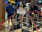 高雄影城開幕自備容器送爆米花　有人扛1600公升塑膠桶來