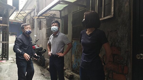 八堵里長蔡毓濱（左）在暗巷裝設自動感應燈，從家中接電，每月由里長付電費，讓學生夜晚不用怕暗黑，安全多了。圖／基隆高中提供