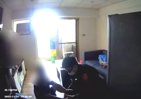 鄭姓男子因毒品案遭通緝,日前偕妻才在新北市汐止區租屋,遷入當天就遭汐止警方查獲,必須立即入監關6年。記者王長鼎/翻攝