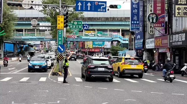 新北市16處科技執法上路,截至昨天為止,新莊警共舉發244件違規事實,圖為新莊區中正與中環路口新增路段。記者曾伯愷/翻攝
