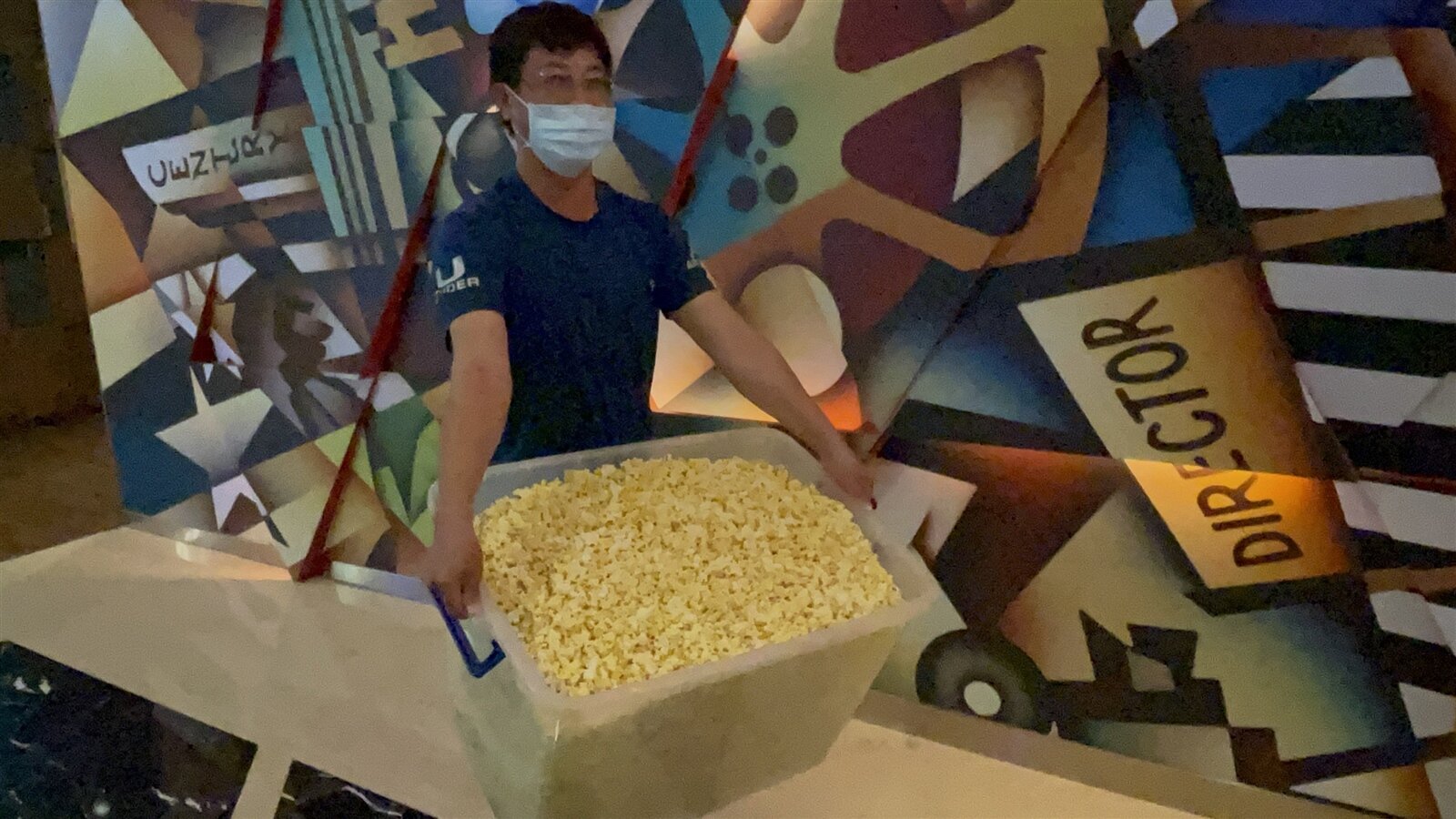 搶頭香的許先生帶了40公升的收納箱來,要分送孩子同學。記者劉學聖/攝影