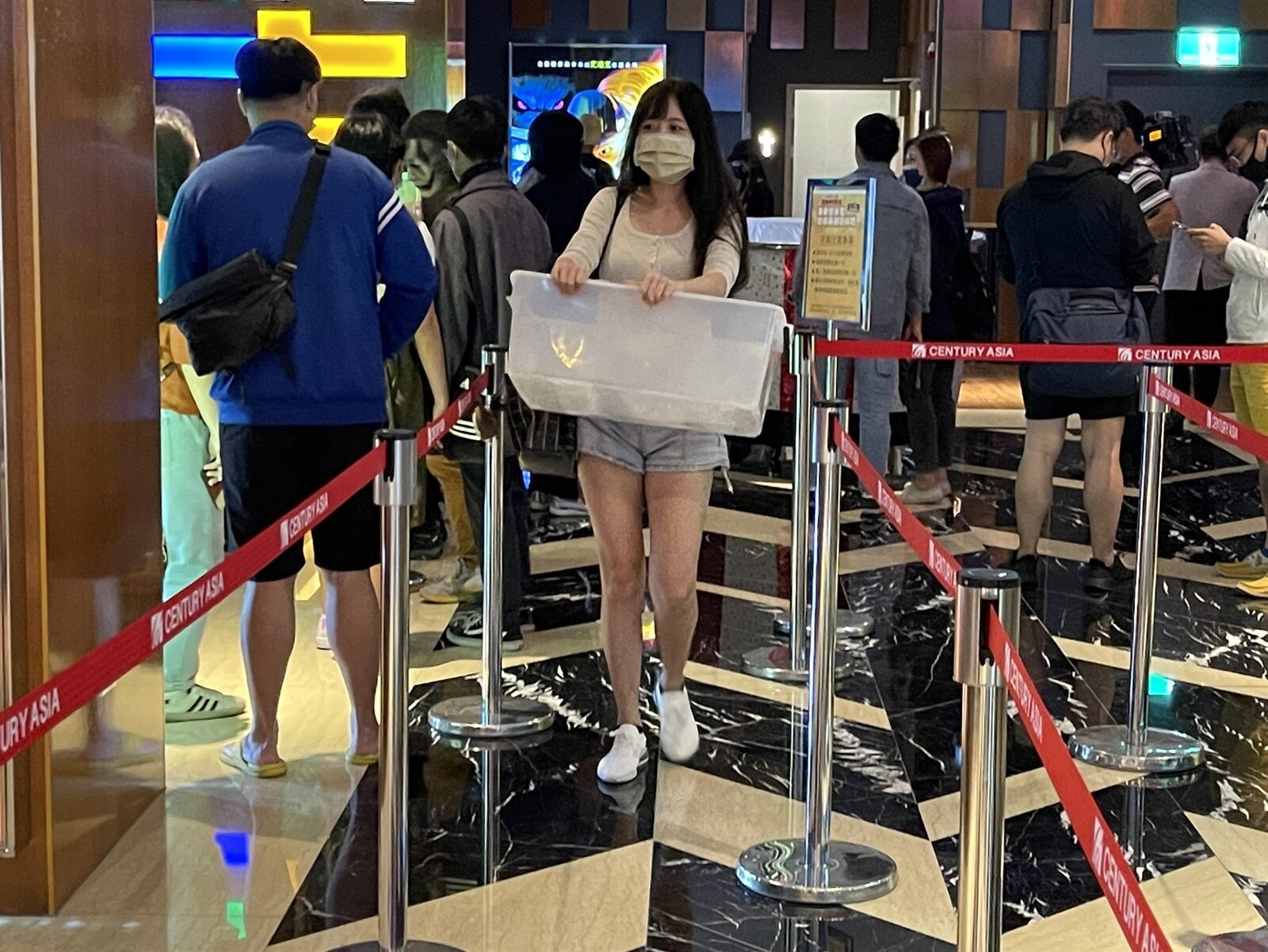 喜樂時代影城高雄總圖店今天開幕,先前釋出訊息,買2張電影票加價50元就可以自備「容器」把爆米花裝到滿;結果今早果真有民眾帶著各式容器來。記者劉學聖/攝影