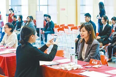 
主計總處調查，擁有最高學歷大學的人數，10年來激增227萬人。圖為民眾參加企業面試。（本報資料照片）
