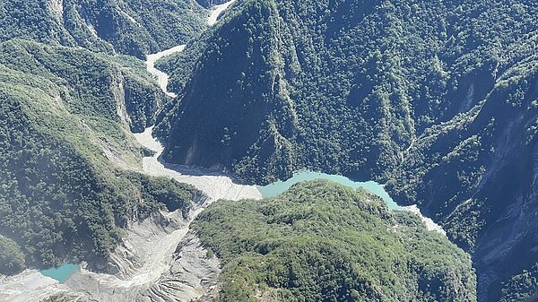 花蓮林管處監測發現,卓溪鄉樂樂溪上游因邊坡崩塌形成堰塞湖,成功大學專家評估尚無立即性危險。圖/花蓮林管處提供