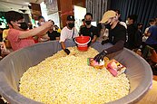 爆米花裝到滿　有人搬1600公升桶子來