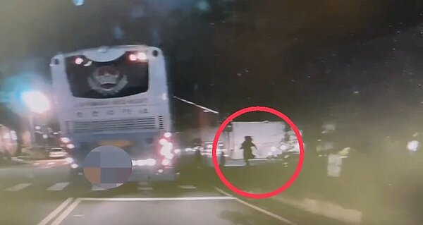 前天傍晚5時許,桃園中壢區54歲的吳姓遊覽車駕駛,沿吉林北路右轉文中路往交流道方向行駛,不慎碰撞穿越人行道的10歲陳姓女童。記者翁唯真/翻攝
