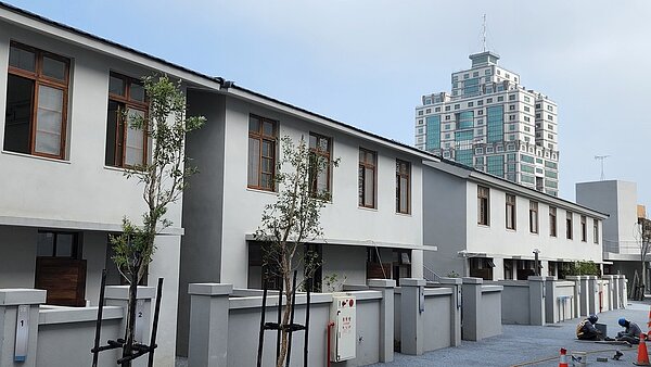 苗栗火車頭園區計畫案第一階段工程最近完工，鐵路一村舊宿舍外觀煥然一新，將變身為文創小鋪。記者胡蓬生／攝影 