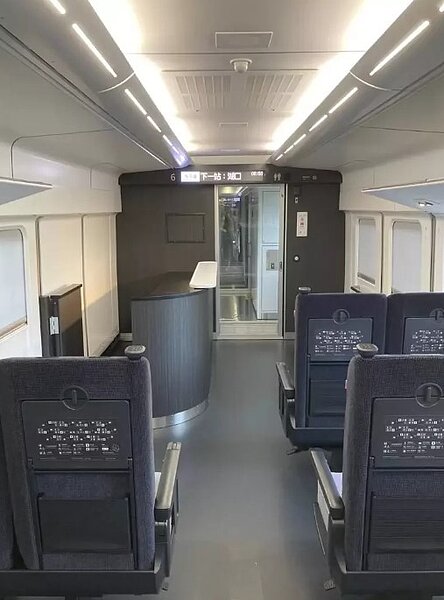 EMU3000型特仕車第6車廂僅設30席座位,空間寬敞並設有吧檯。圖/台鐵局提供