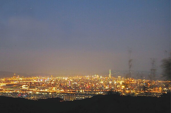 桃園市龜山區與新北市樹林區、鶯歌區交界處的大棟山，不僅有礦坑遺址與少見的冷泉，制高點能看到台北101，景色一絕。圖／桃園市政府觀旅局提供／陳夢茹桃園傳真