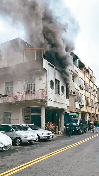 苗栗縣銅鑼鄉一幢三層樓透天厝昨天發生火警,劉姓姊弟三人受困在三樓房間,發現時已無生命徵象,送醫搶救不治。圖/讀者提供