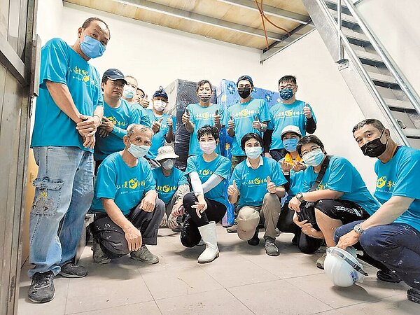 高雄市衡山基金會攜手銓興營造總經理洪克倫,昨日號召全體員工到阿豐家修繕房屋,修繕完成後,讓阿豐一家人總算有了安穩的家。圖/衡山基金會提供/林雅惠傳真