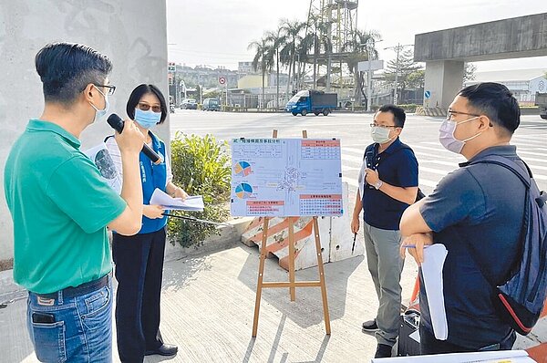 高雄市府交通局偕同警察局、工務局前往水管路會勘，決議調整水管路時相、規畫左轉車道等改善措施，以防止車禍再度發生。（翻攝照片／洪靖宜高雄傳真