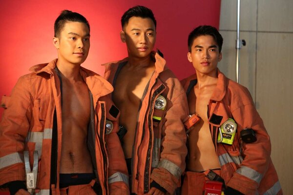 新竹市2023「火之詩」消防猛男月曆。圖／新竹市消防局提供