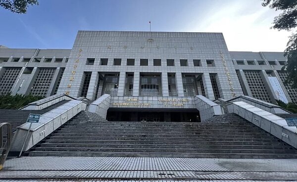 台中市黃姓、陳姓男子拾荒維生,去年被控撿拾裝修中燈具涉竊盜,台中高分院判二人無罪確定。圖/聯合報