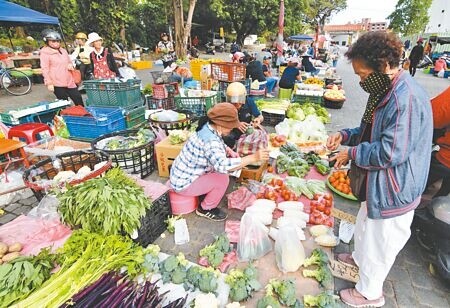 
台東市鯉魚山市集即將走入歷史，攤商與民眾都感不捨。（莊哲權攝）
