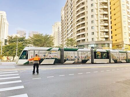 
高雄輕軌新路段通車後，已經有5起小客車誤闖事件，周遭都會有義交交管。（洪靖宜攝）
