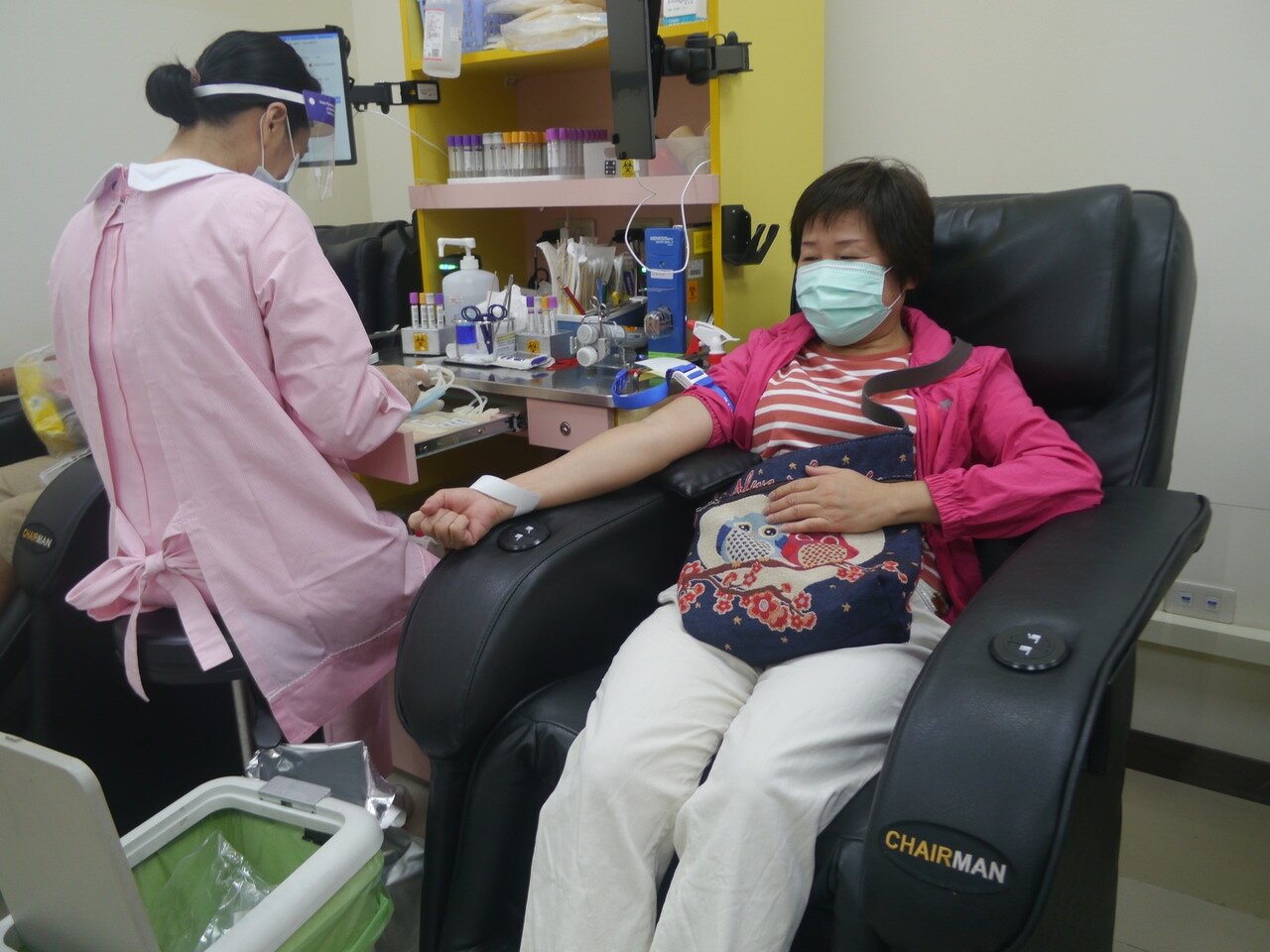 指揮中心目前正在研擬將捐血作為血清抗體調查的常規檢測之一,預計最快明年第一季上路。途中人物與新聞無關。圖/本報資料照片