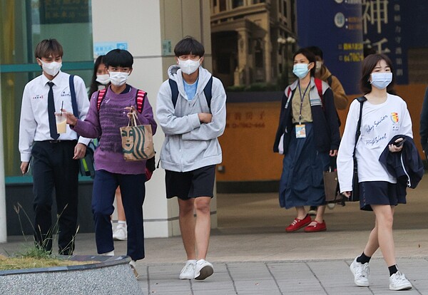 睽違一年半的口罩禁令解除了,在戶外可脫下戴口罩,但民眾依舊戴著口罩的比例相當高。或許是有自己防疫需求,民眾還是早習慣戴口罩。記者黃仲裕/攝影