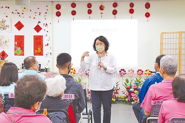 嘉義市建國二村上遺留4棟眷舍建築，將從眷村生活文化館朝文化園區擴大規畫，4日市府舉辦首場公聽會聽取民意，市長黃敏惠（站立者）出席說明。（嘉義市政府提供／呂妍庭嘉義傳真）