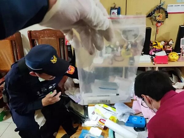 54歲陳姓毒品通緝犯，在租賃套房內涉嫌持有海洛因毒品被警方法辦。記者黃宣翰／翻攝
