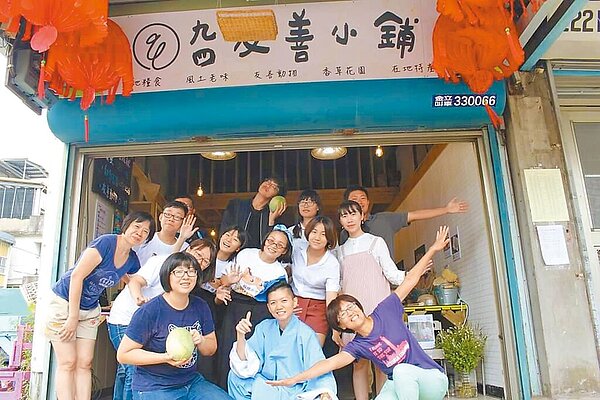 陳淑慧（前排右一）號召志同道合的農友、青年，一起將公館鄉福基村的老房改建，讓當地重新活絡起來 。圖／陳淑慧提供