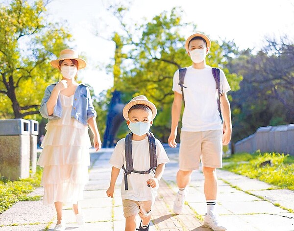 《民法》將成年下修為18歲，將牽動3大稅目，民眾應注意。圖／全球人壽提供