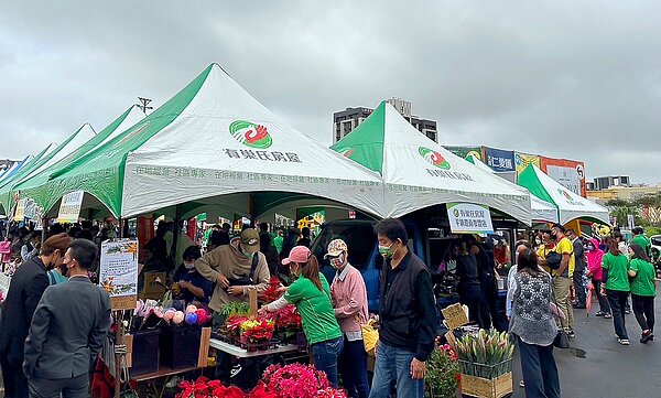 「讓孩子們的夢想發光」公益FUN市集，規劃美食、生活市集等共130個攤位，吸引了上千名民眾參與，永慶同仁也帶著家人響應活動。圖／永慶房產提供