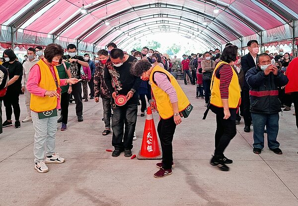 擲杯大賽氣氛熱烈,民眾參與絡繹不絕,紛紛試試自己的好運氣。