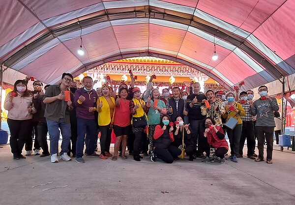 備受矚目的年度《歡喜財神祭擲杯大賽》起跑,參拜民眾現場參加擲杯大賽,開心領獎。