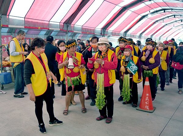 民眾虔誠組隊來進香,也把握機會擲杯帶走幸運信物。