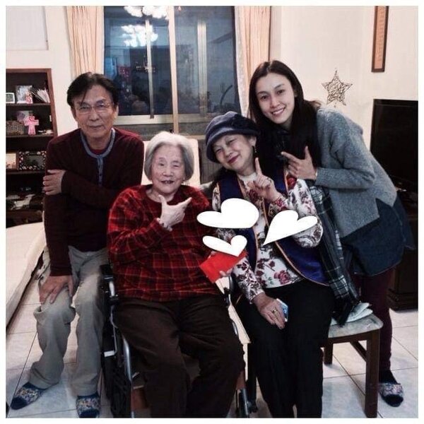 范瑋琪（右）在短時間內接連失去父親（左）、奶奶（左二），媽媽（右二）也相當難過。圖／摘自臉書

