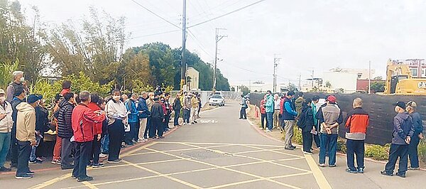 民進黨籍市議員蕭隆澤、東寶里長林銘泉，5日召集市府民政局等單位會勘，近百位居民到場關心（見圖）。（市議員蕭隆澤服務處提供／陳世宗台中傳真）