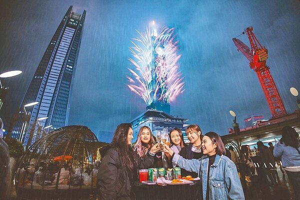 新光三越信義新天地WILDWOOD跨年戶外狂歡派對，戶外站票每人2000元起。（新光三越提供）