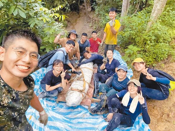 成功大學、國立自然科學博物館合組團隊，發掘出台灣史上最完整的鯨魚化石。（成大提供／洪榮志台南傳真）