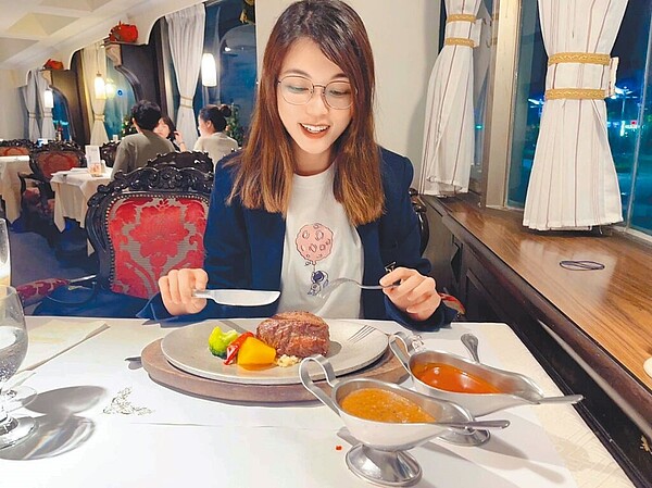 高市觀光局推出「大港老味地圖」,圖為開業逾半世紀、高雄第1家西餐廳「新國際西餐廳」。(高市觀光局提供/柯宗緯高雄傳真)