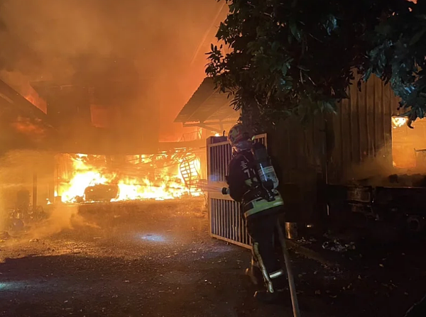 台中市消防局獲報太平區長龍路南國巷內2樓鐵皮宮廟大火到場灌救，並救出遭灼傷的男屋主送醫急救。圖／台中市消防局提供