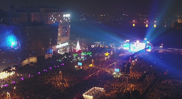 高雄跨年晚會重回夢時代,圖為2017年12月31日跨年晚會場景。圖/高雄市政府提供