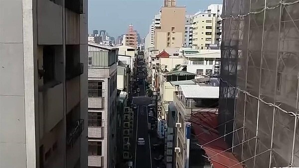 自從台積電宣布要來高雄,高雄的房價不管是在市區還是郊區漲幅都很誇張,現在就連正對鹽埕區號稱第一鬼樓的三年新大樓,房價也是飆漲。示意圖/東森新聞